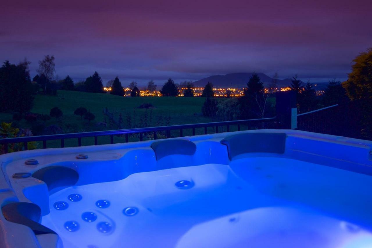 MountViews Glamping- retro caravan getaway Hotel Taupo Bagian luar foto