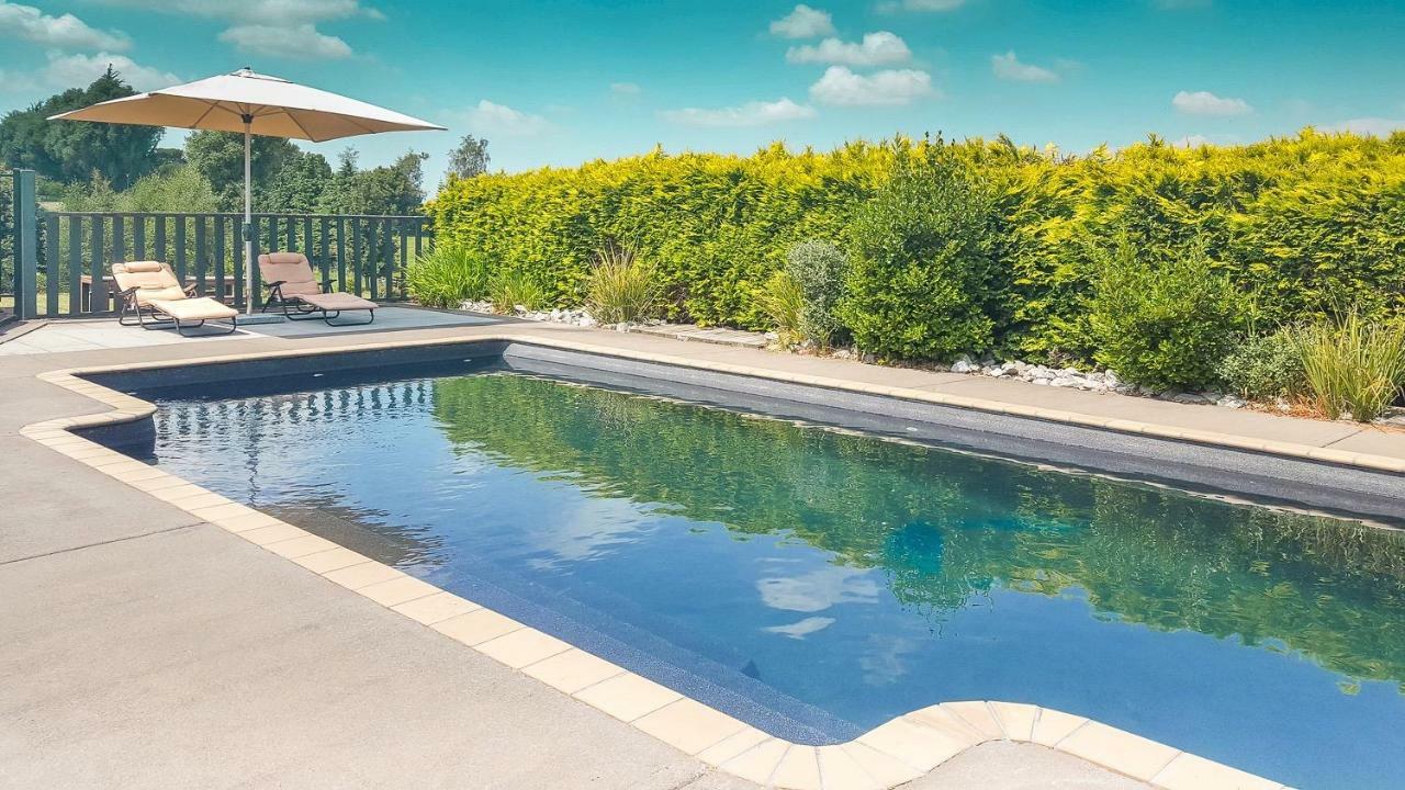 MountViews Glamping- retro caravan getaway Hotel Taupo Bagian luar foto